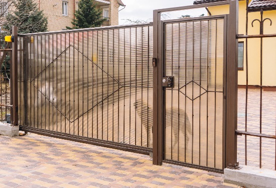 Купить ворота из профлиста с элементами ковки, с металлическими столбами в рамке или под дерево в Кореновске от 152250 руб